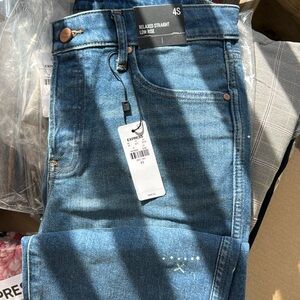 Low Rise Medium Wash Baggy Straight Jeans
Color: Medium Wash
Size: 4 Short